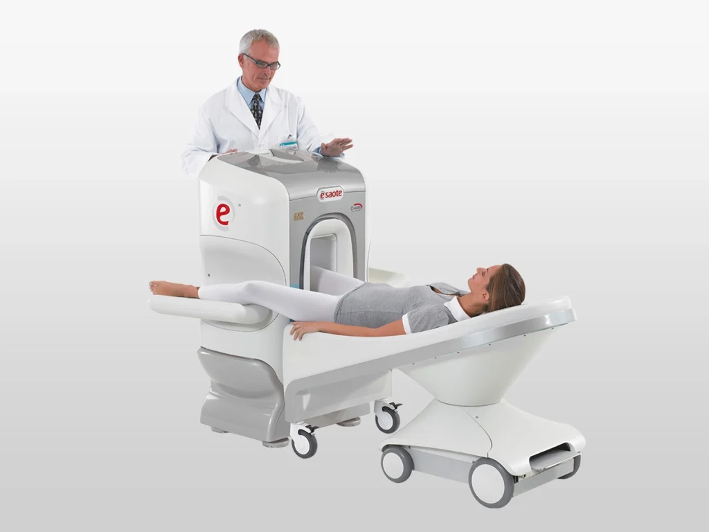 Paziente durante una risonanza magnetica con scanner Esaote O-scan